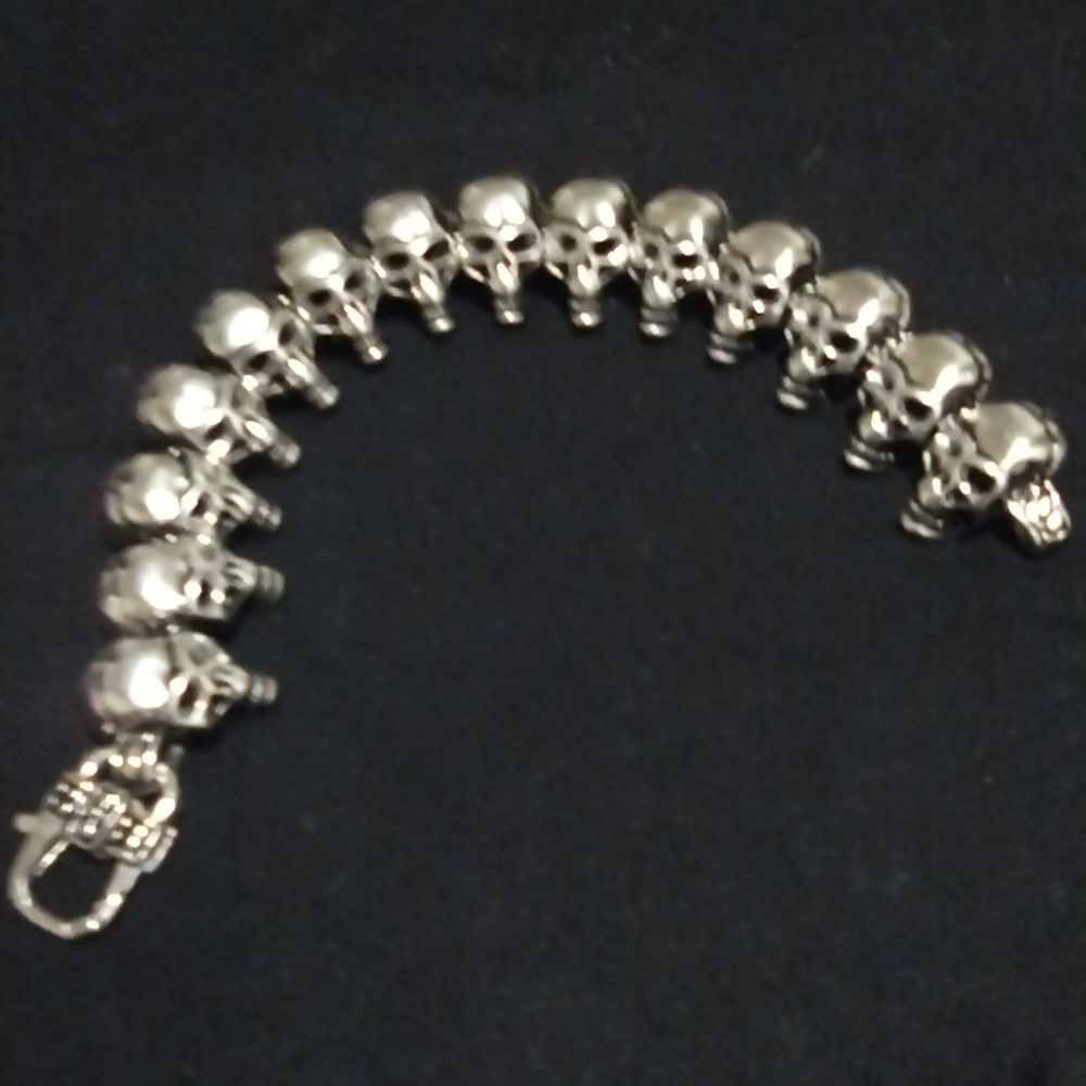 Men's heavy duty stainless steel skull bracelet